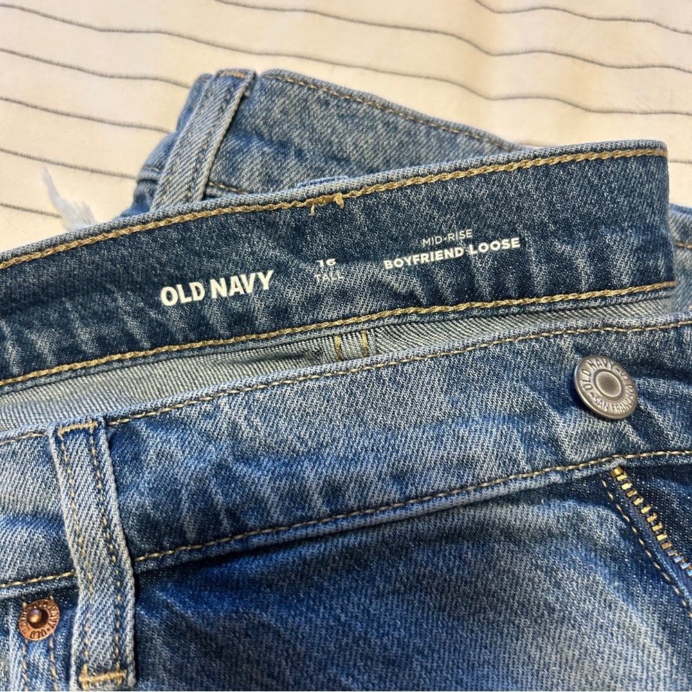 Old Navy Ripped Mid Rise Loose Boyfriend Jeans, Size 16, Tall - Picture 2 of 3